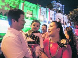 La familia Rodríguez Barragán tiene dos años acudiendo al Grito de Independencia en la Plaza de Armas. EL INFORMADOR / E. Barrera