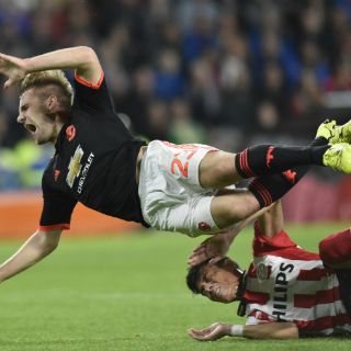 Luke Shaw es operado por doble fractura