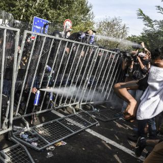 Hungría ahuyenta a migrantes con gas pimienta en frontera con Serbia