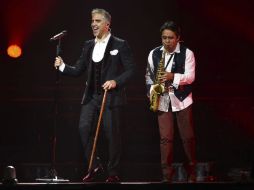 'El Potrillo' se recupera del accidente que sufrió hace unos días en Guadalajara, utiliza un bastón para apoyarse en sus conciertos. EFE / S. Morris