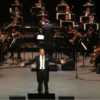 Fernando de la Mora da Grito de Independencia en el Auditorio Nacional