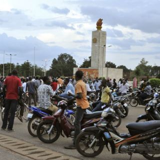 Militares retienen a presidente y primer ministro de Burkina Faso