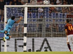 El uruguayo Luis Suárez adelantó a los españoles rematando con la cabeza un centro del croata Ivan Rakitic. AP / R. De Luca