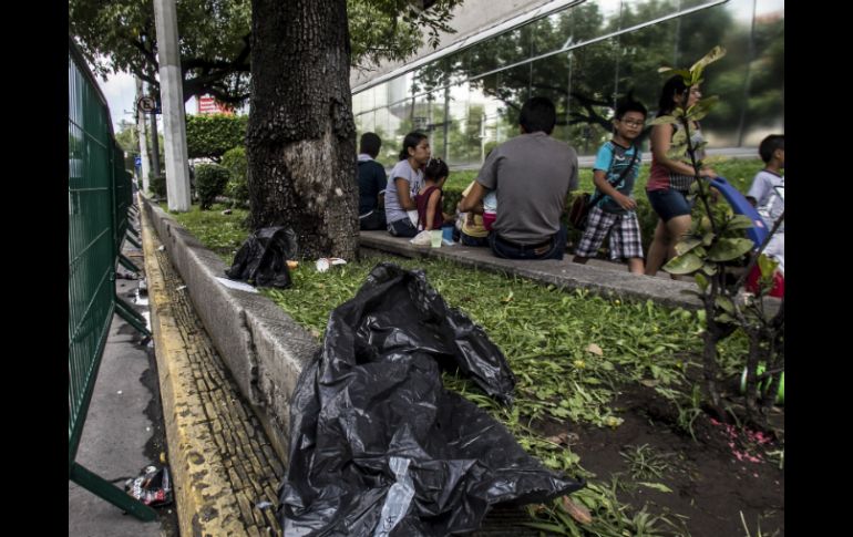 En el lugar se podría observar la basura que fue arrojada por los ciudadanos que disfrutaban del desfile. EL INFORMADOR / R. Tamayo