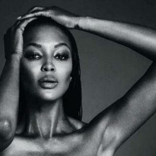 Naomi Campbell desafía a Instagram y luce 'topless'