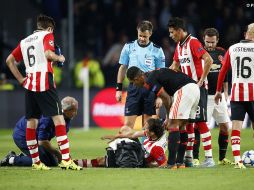Guardado se queda en el terreno de juego mientras es atendido por el médico del PSV. ESPECIAL / www.psv.nl