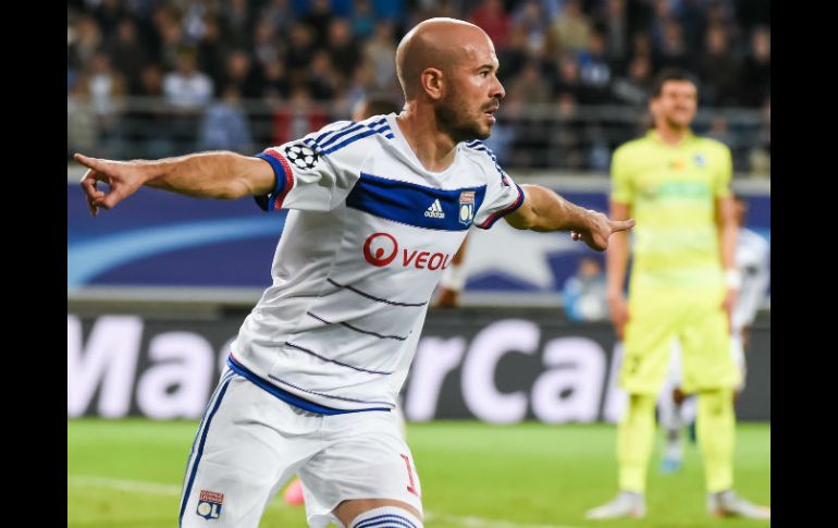 Christophe Jallet celebra su gol ante el Gante. AP / G. Wijngaert
