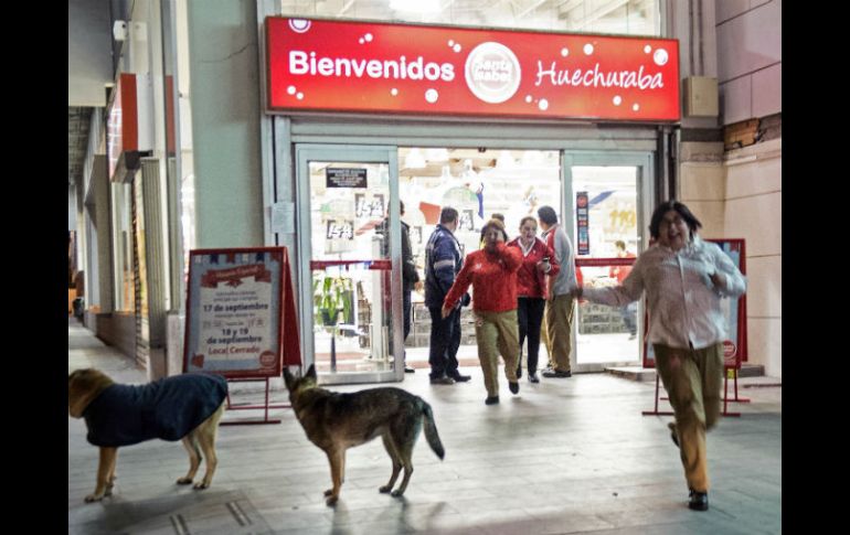 En Chile, se ha ordenado la evacuación de todo el borde costero del país. AFP / M. Bernetti