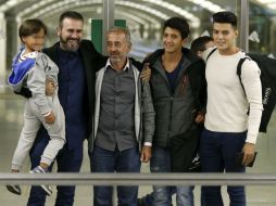 Osama Abdul Mohsen y sus hijos estuvieron acompañados por el presidente de la escuela nacional de entrenadores de futbol. EFE / A. Martín