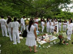 Amigos de los turistas mexicanos que perdieron la vida en Egipto se reunieron para recordarlos en un parque de la Colonia La Estancia. EFE / U. Ruiz