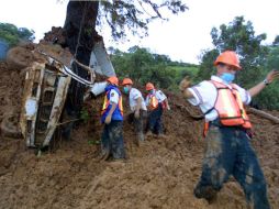 Protección Civil llegó al lugar para realizar tareas para remover los escombros y rescatar a las seis personas. AFP / ARCHIVO