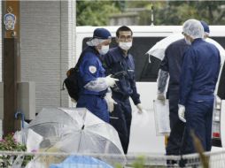 La policía japonesa investiga la muerte de tres personas dentro de la casa y otras dos ocurridas en un vecindario del norte de Tokio. AP / M. Fujio