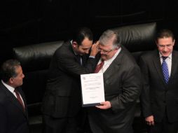 Al término de la votación, el presidente de la mesa directiva, Roberto Gil Zuarth da paso a Carstens para la toma de protesta. SUN / C. Mejía