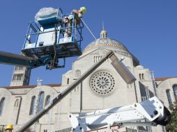Obreros trabajan frente a la Basílica de la Inmaculada Concepción en Washington. EFE / M. Reynolds