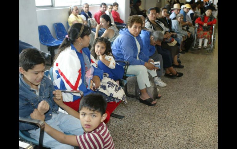 Actualmente la cifra de personas que acuden en busca de una ficha oscila entre 200 y 300. EL INFORMADOR / ARCHIVO