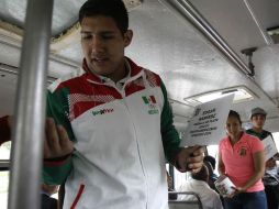 Los pugilistas portaban una manta en la que se leía: 'Conade nos retiró el apoyo económico, ayúdennos'. SUN / A. Acosta