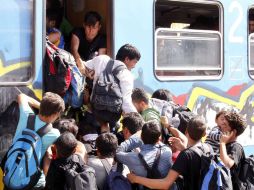 Croacia no puede recibir más refugiados, quienes son trasladados a la frontera con Hungría. EFE / A. Bat