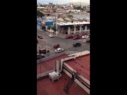 Un supuesto migrante funge como agente vial al darse cuenta que estaban descompuestos los semáforos. FACEBOOK / Daniel Rodríguez III