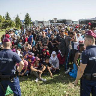 Hungría intercepta a refugiados cerca de frontera con Croacia