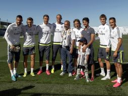 El pequeño y su papá pudieron tomarse la foto del recuerdo. EFE / A. Martin