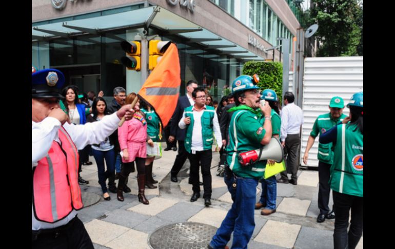 Varias dependencias de gobierno y empresas adelantaron el evento porque el día de mañana no laboran. TWITTER / @EnriqueOchoaR