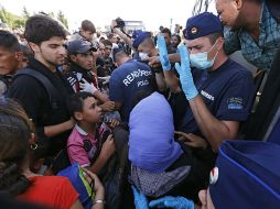 Croacia se ve abrumada ante la llegada masiva de refugiados, ha comenzado a devolverlos a Hungría y a cerrar sus fronteras. EFE / A. Bat