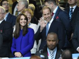 Catalina lucía un elegante vestido azul, mientras que su esposo apareció con un traje clásico azul marengo. AFP / F. Fife