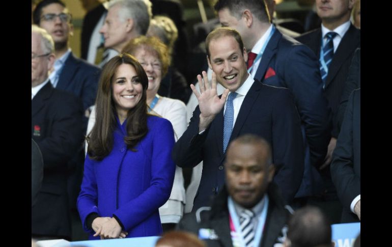 Catalina lucía un elegante vestido azul, mientras que su esposo apareció con un traje clásico azul marengo. AFP / F. Fife