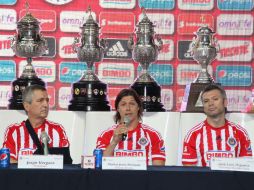 Almeyda fue recibido por Jorge Vergara y medios de comunicación en el Omnilife, y los 11 campeonatos de las Chivas. TWITTER / @Chivas