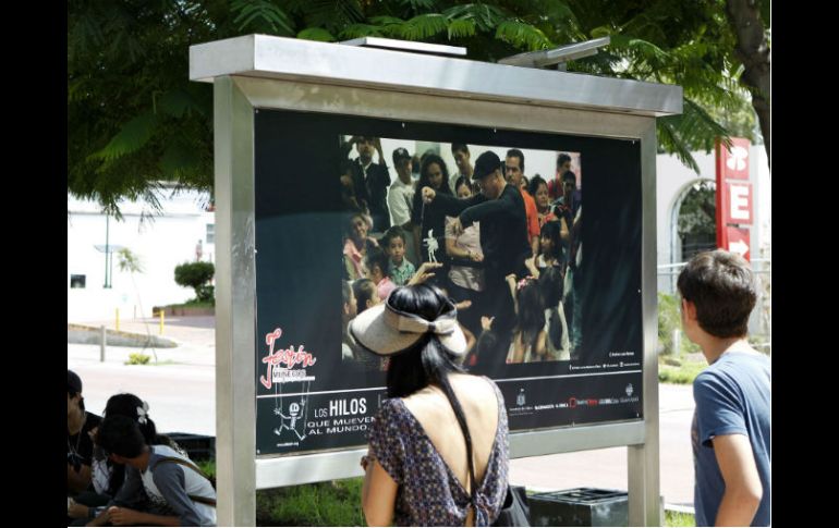 Luna Morena inauguró la muestra 'Los hilos que mueven al mundo', pero las imágenes expuestas carecen del crédito de sus autores. EL INFORMADOR / A. Camacho