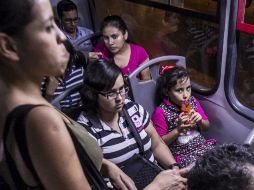 Desde que se sube al camión hasta que llega a casa, Alma Domínguez pasa hora y media de trayecto. EL INFORMADOR / R. Tamayo