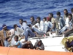 El cadáver de la mujer es hallado durante el rescate de un total de 379 inmigrantes que viajaban en tres naves neumáticas. EFE / G. Lami