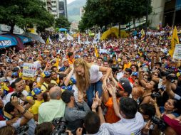 La esposa de Leopoldo es levantada por el contingente que partió del consulado de Venezuela hasta la misión venezolana de la ONU. EFE / M. Gutiérrez