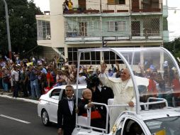 Francisco saluda a los cubanos desde su papamóvil, que lo lleva a la Nunciatura de La Habana. EFE / R. Pujol