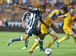 Acción del partido entre Tigres y Monterrey en el estadio Universitario. EFE / M. Sierra