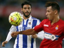 Carlos Vela observa el control de Hernán Pérez (Der), del Espanyol, durante el encuentro disputado en el Estadio de Anoeta. EFE / J. Etxezarreta