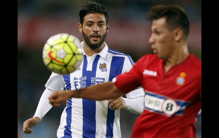 Carlos Vela observa el control de Hernán Pérez (Der), del Espanyol, durante el encuentro disputado en el Estadio de Anoeta. EFE / J. Etxezarreta