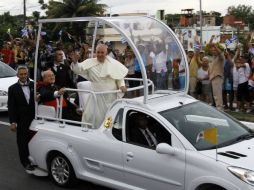 El Papa inicia una visita de cuatro días a Cuba, un viaje que seguirá con el arribo del Pontífice a Estados Unidos el martes. EFE / R. Pujol