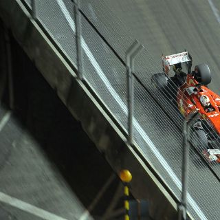 Hombre entra a la pista durante Gran Premio de Singapur
