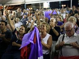 Tsipras y el partido fueron aclamados por la multitud que se encontraba en la calle. AP / L. Pitarakis