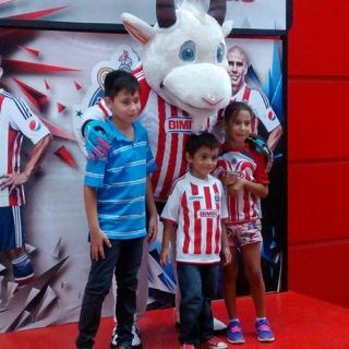 Niños invaden el Estadio Omnilife