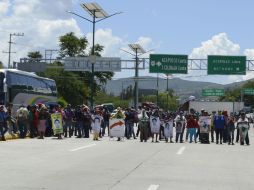 Los estudiantes y familiares de los 43 normalistas retuvieron algunos camiones repartidores. SUN / ARCHIVO