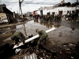 Personal de la Armada y del Ejército trabajan para retirar los escombros y ayudar a los afectados. EFE / ARCHIVO