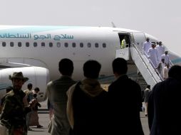 Los extranjeros embarcaron en un avión militar de Omán. EFE / Y. Arhab