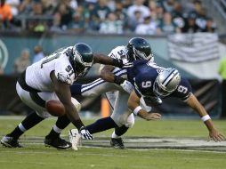 Tony Romo (número 9) fue capturado por Jordan Hicks y al caer aterrizó sobre su hombro izquierdo, lo que causó la fractura. AP / M. Rourke