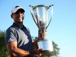 Jason Day posa con su trofeo tras ganar el título en el BMW Championship, con lo que se catapultó al primer puesto de la clasificación AFP / P. Smith