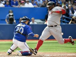 El venezolano Pablo Sandoval anota la carrera de la victoria para los Medias Rojas de Boston. AP / N. Denette