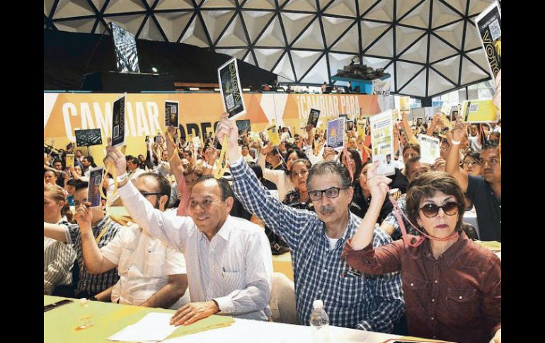 Jesús Zambrano (izquierda) emite su voto durante las primeras actividades del Congreso Nacional del PRD. SUN /