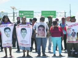 Padres y familiares de los 43 normalistas desaparecidos en septiembre pasado se manifestaron en la Autopista del Sol, en Guerrero. SUN /