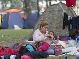 Miles de personas permanecen en campamentos improvisados en las fronteras de Siria. EFE / T. Bozoglu